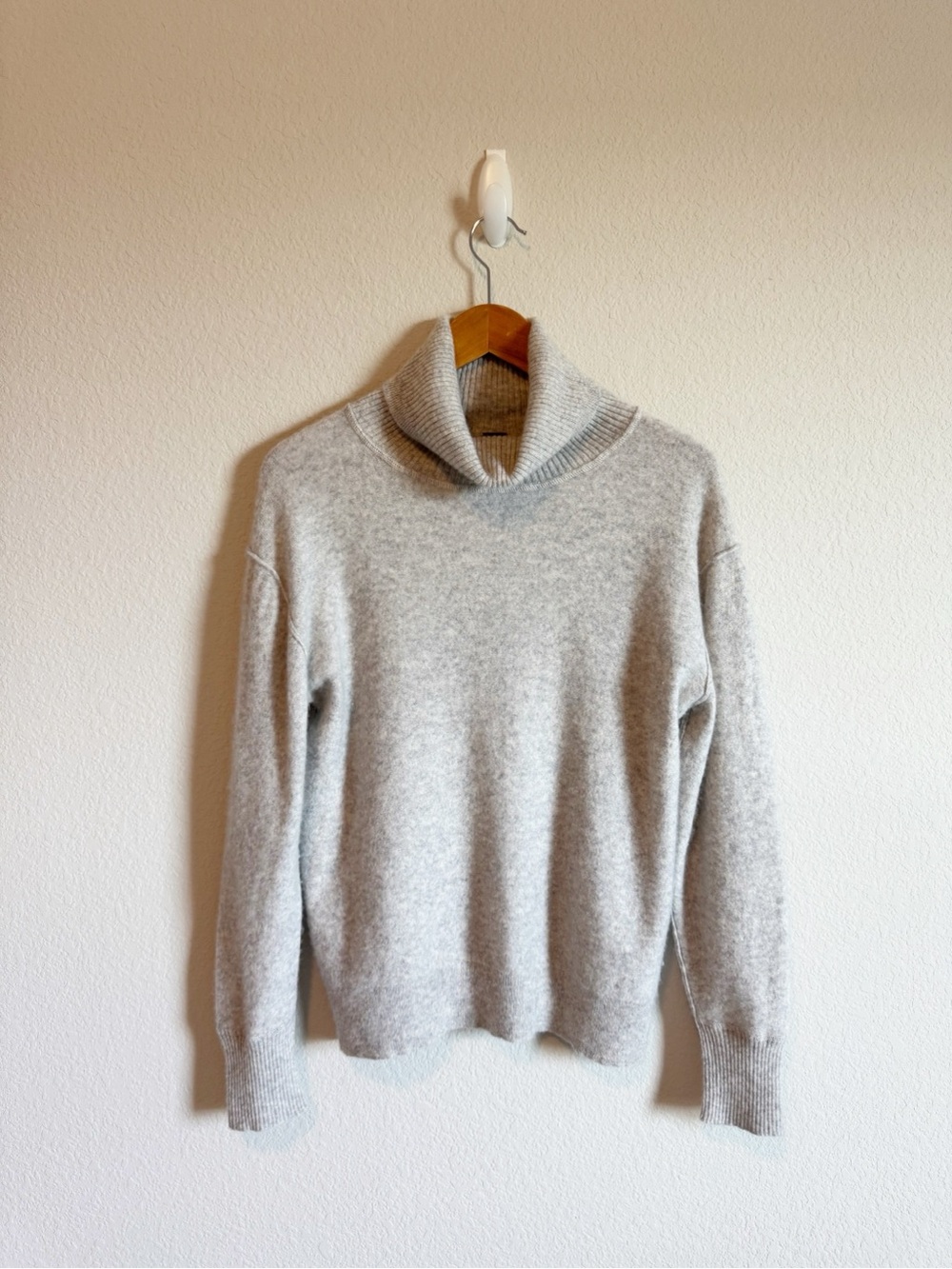 Free People Light Grey Treasure 100% Cashmere Turtleneck Sweater Size Small